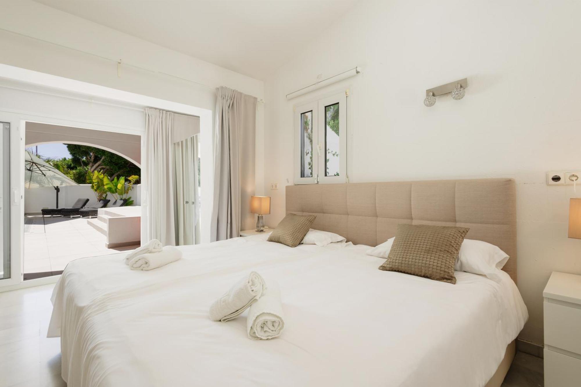 6 Bedroom Villa, With Heated Pool And Sea Views, Next To The Of Costabella Feriehus