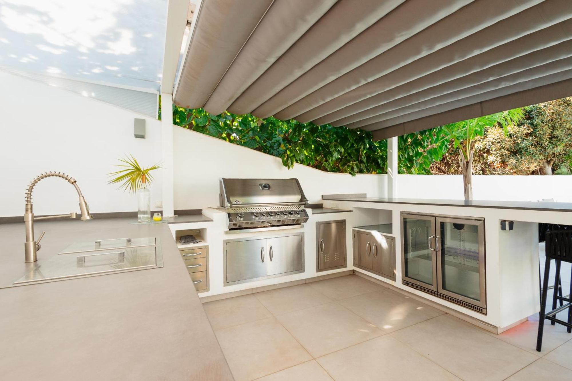 Feriehus 6 Bedroom Villa, With Heated Pool And Sea Views, Next To The Of Costabella
