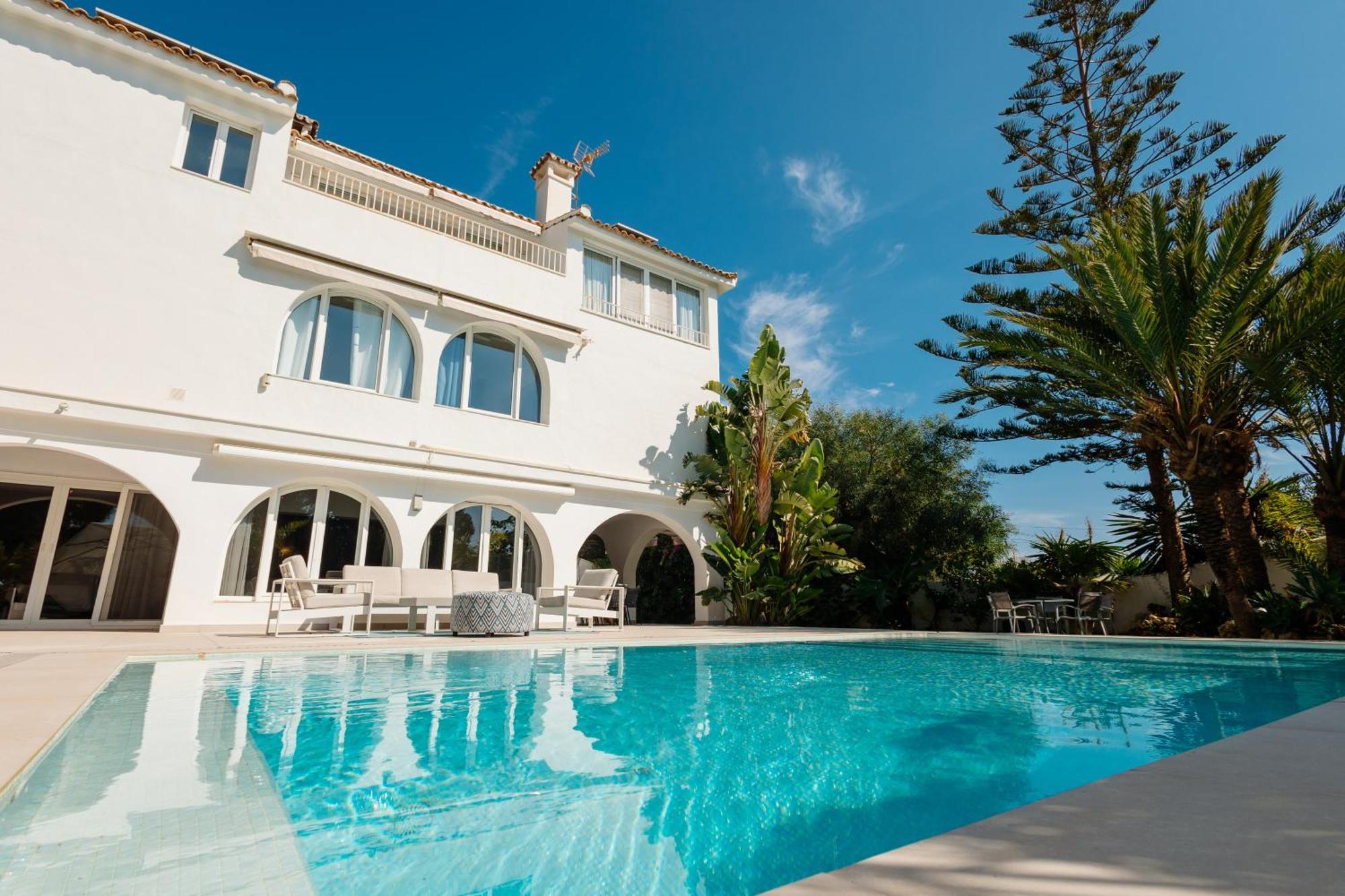 6 Bedroom Villa, With Heated Pool And Sea Views, Next To The Of Costabella Marbella