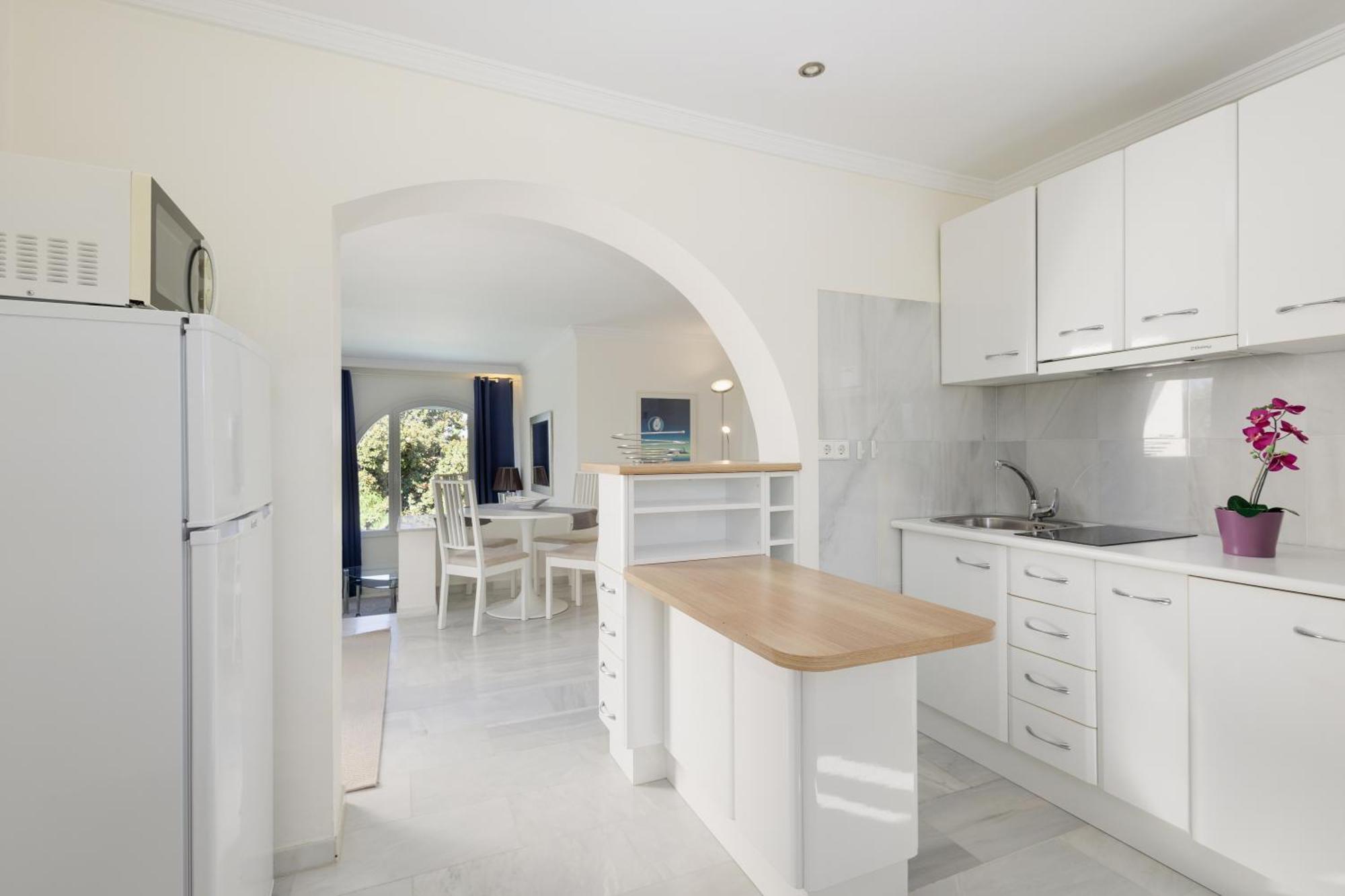 Feriehus 6 Bedroom Villa, With Heated Pool And Sea Views, Next To The Of Costabella Marbella