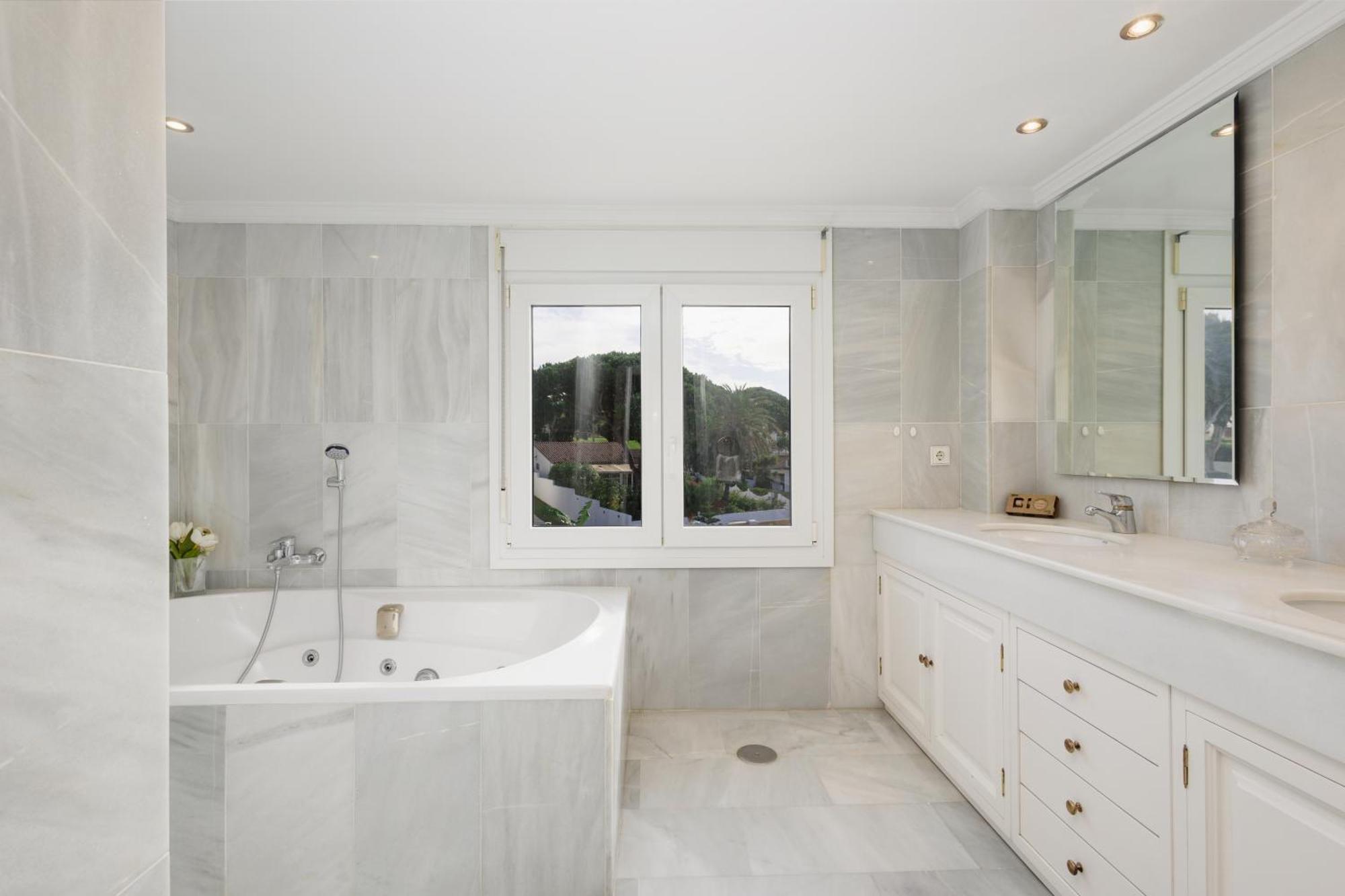Feriehus 6 Bedroom Villa, With Heated Pool And Sea Views, Next To The Of Costabella