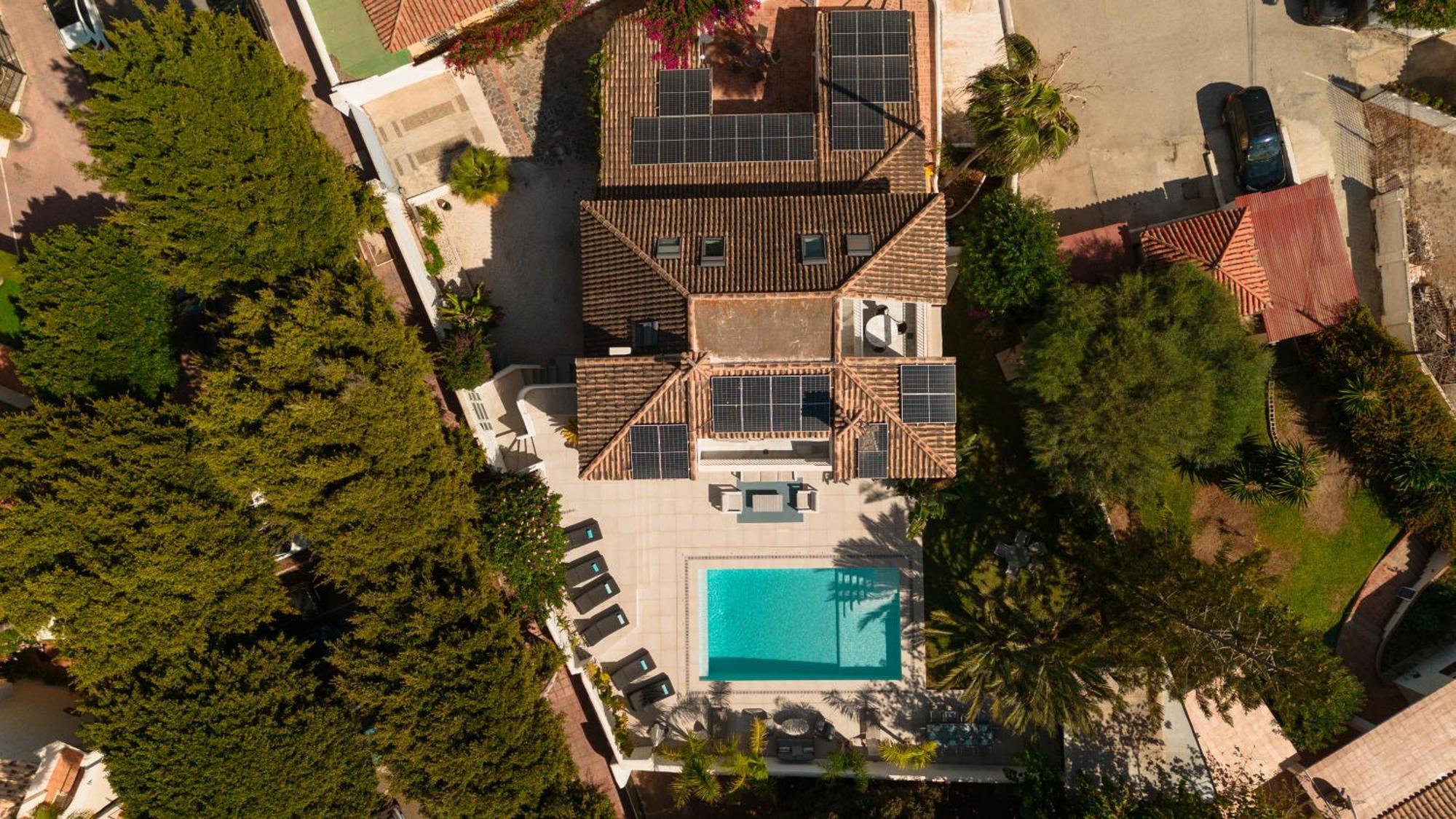 Feriehus 6 Bedroom Villa, With Heated Pool And Sea Views, Next To The Of Costabella Marbella